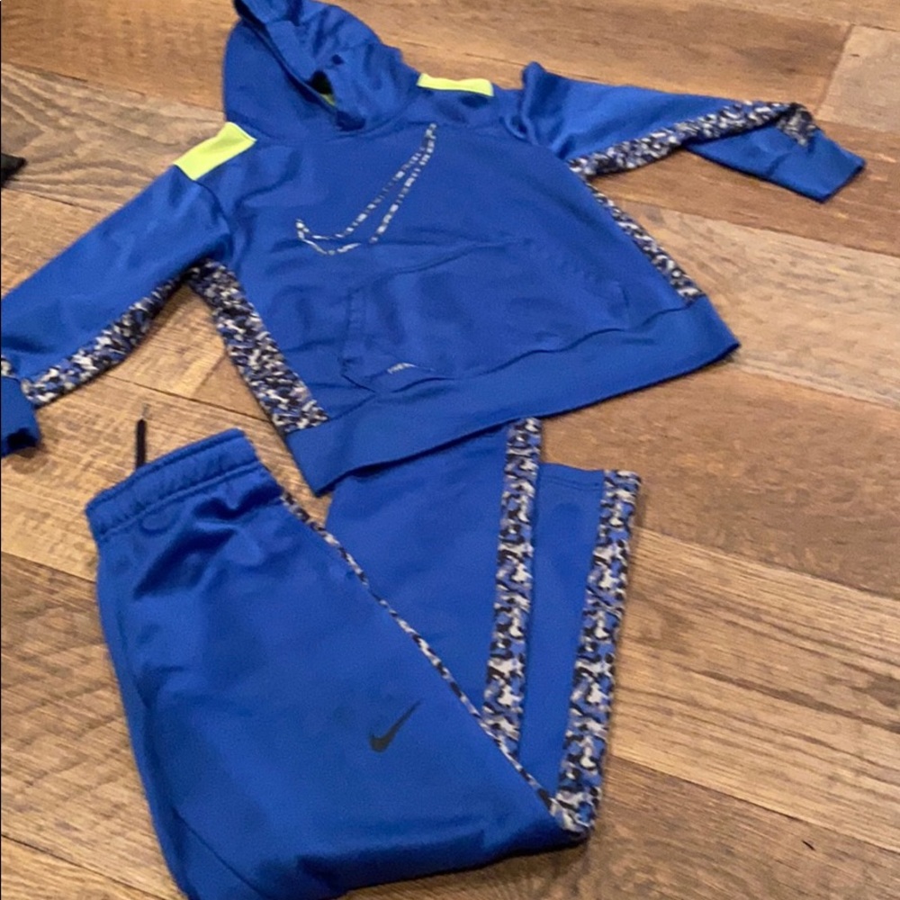 Boys medium Nike hoodie and pants set